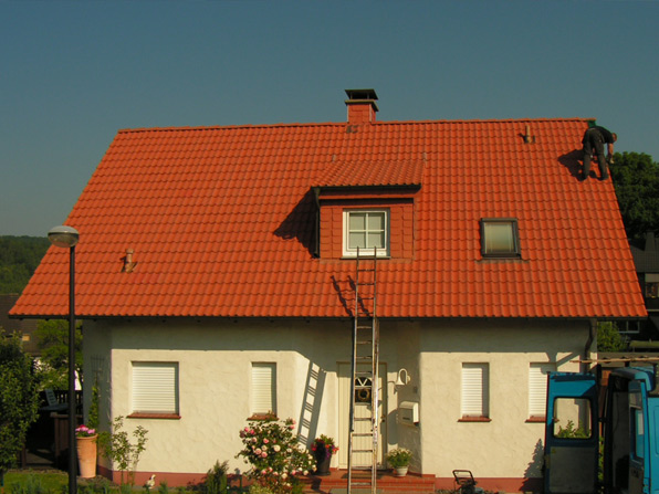 Vorbereiten für Dachbeschichtung in der Farbe Grün
